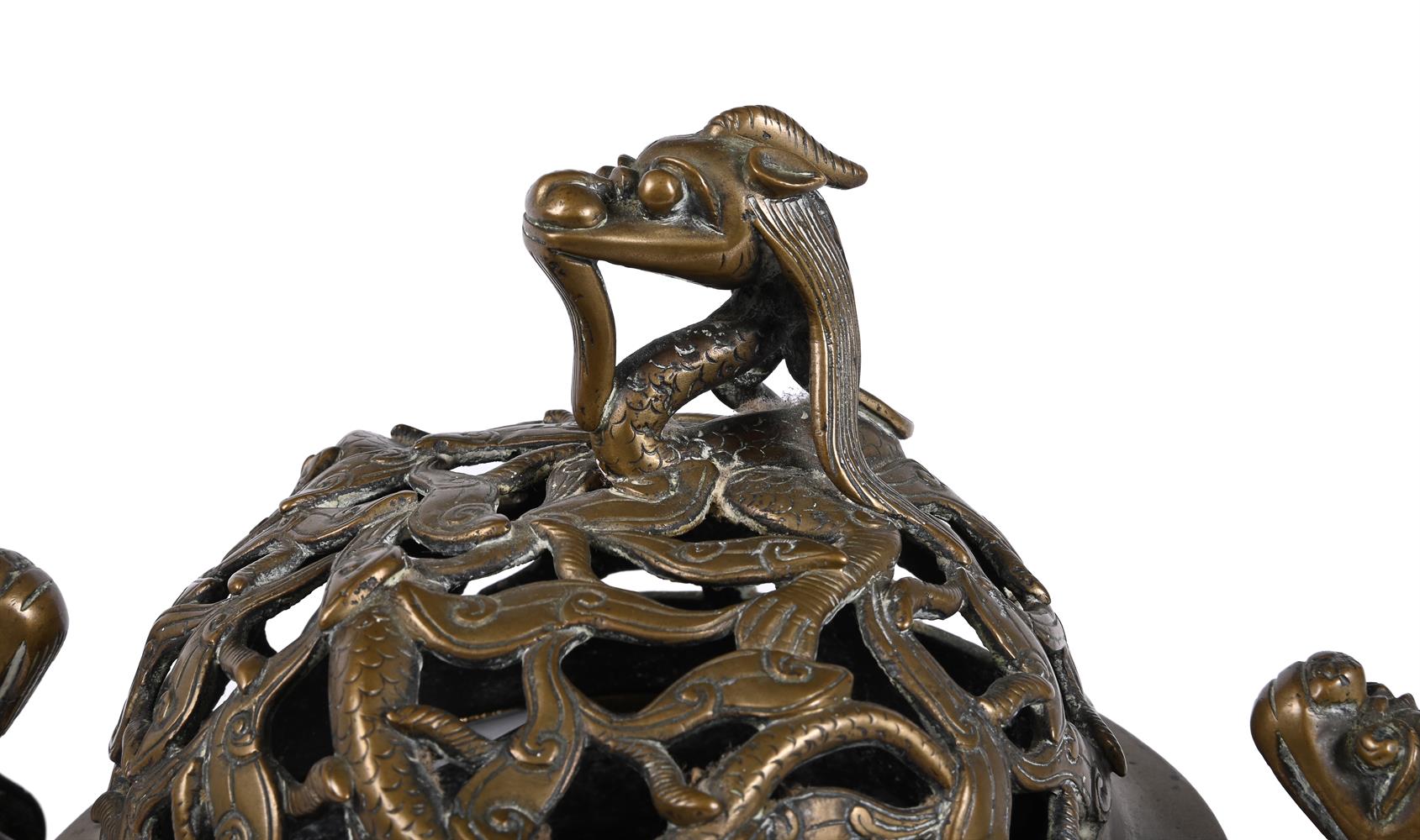 A large Chinese bronze censer and cover - Image 4 of 5