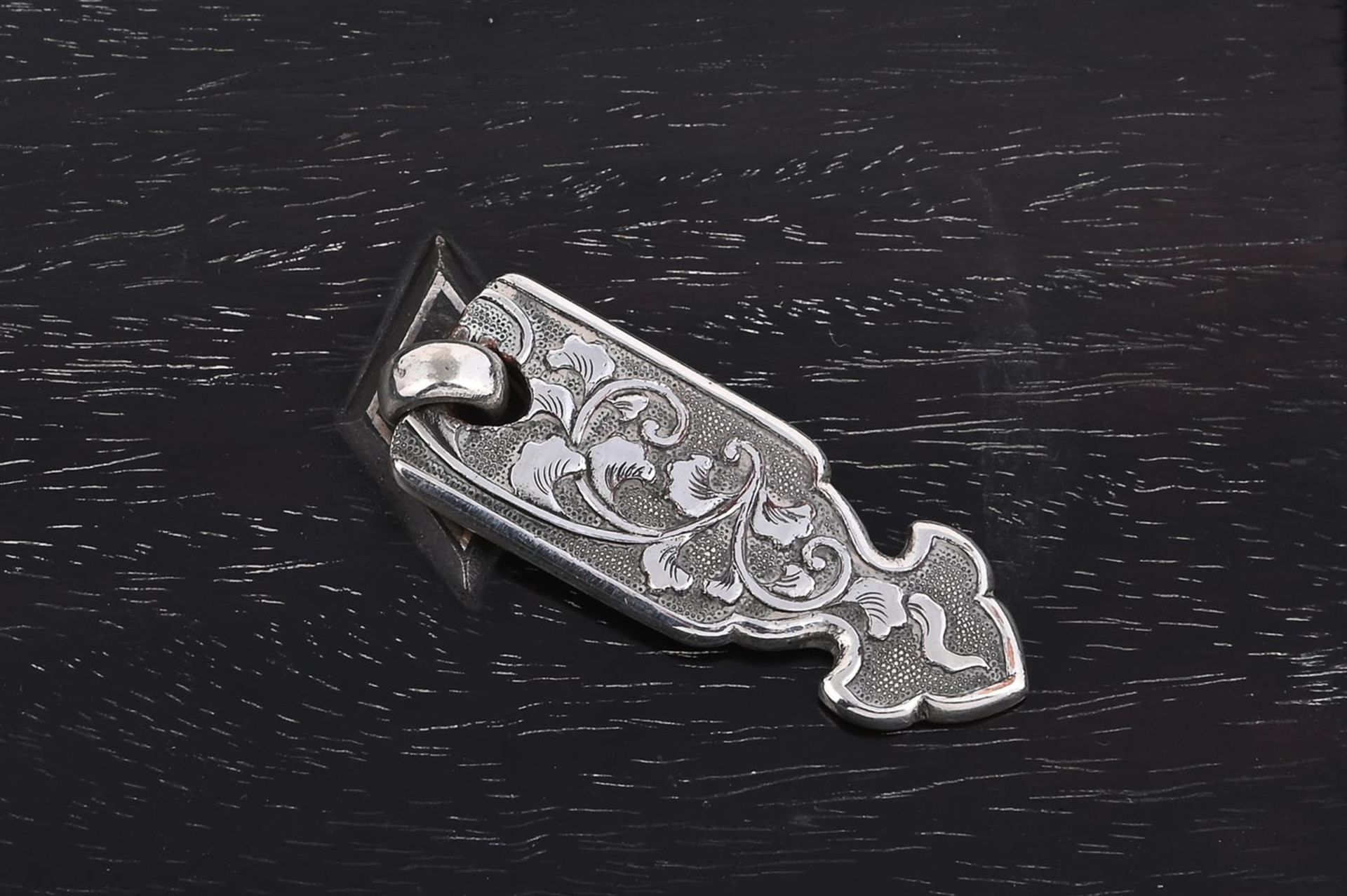 A Korean iron and silver inlaid 'dragon' box - Image 5 of 5