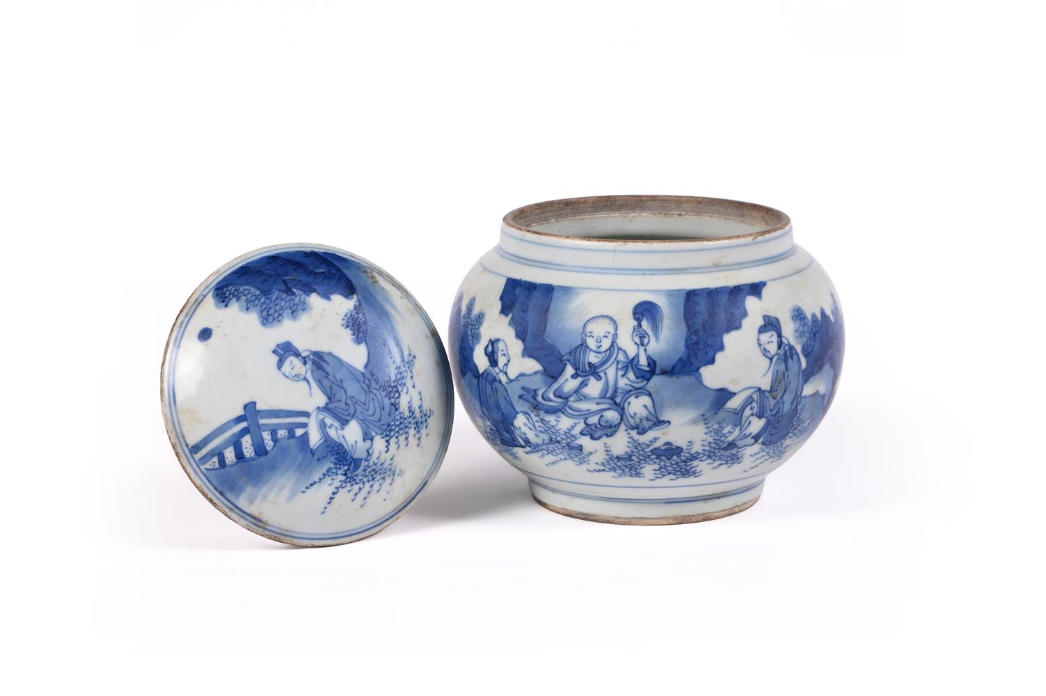 A small Chinese blue and white jar and cover - Image 2 of 3