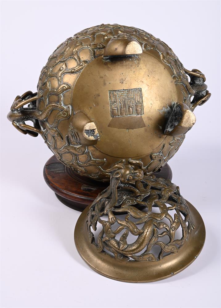 A large Chinese bronze censer and cover - Image 5 of 5