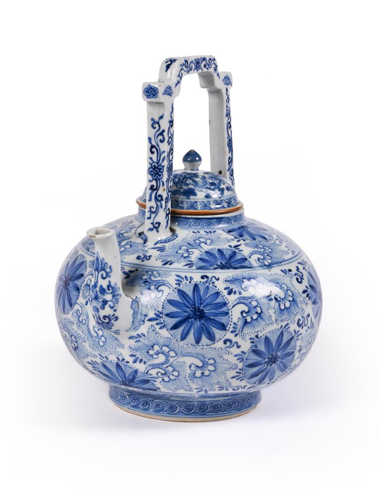 A large Chinese blue and white teapot or winepot - Image 3 of 4