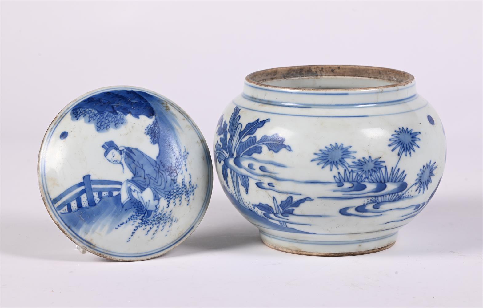 A small Chinese blue and white jar and cover - Image 3 of 3