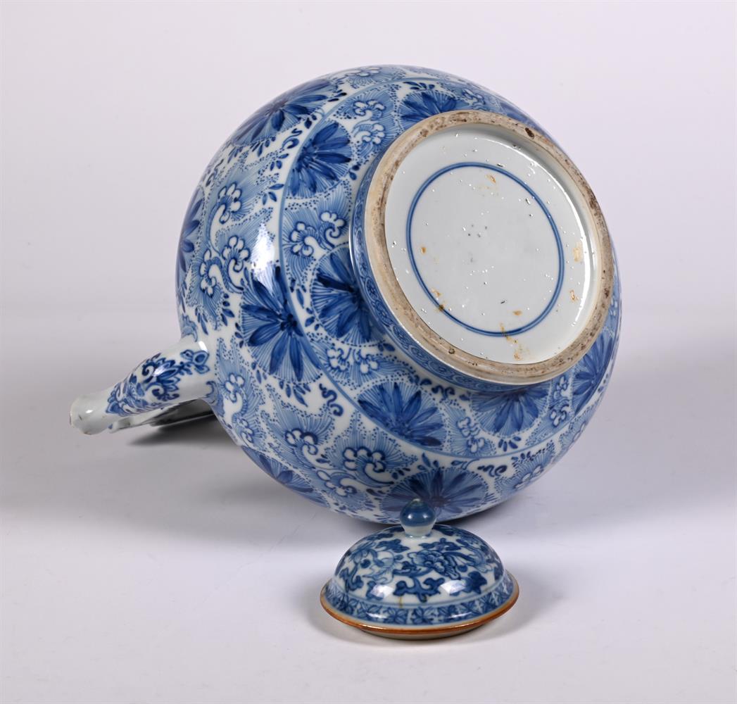 A large Chinese blue and white teapot or winepot - Image 4 of 4