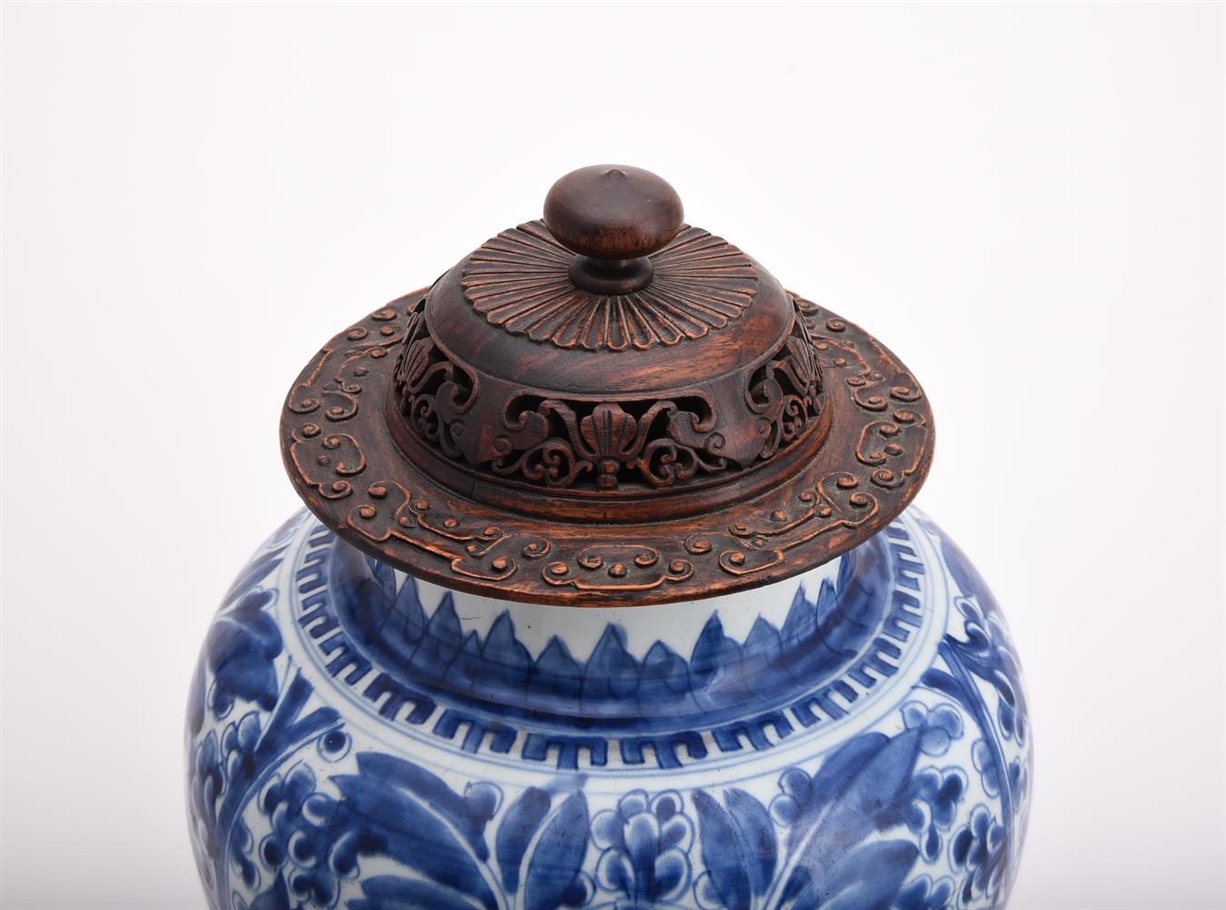 A Chinese blue and white vase - Image 4 of 5