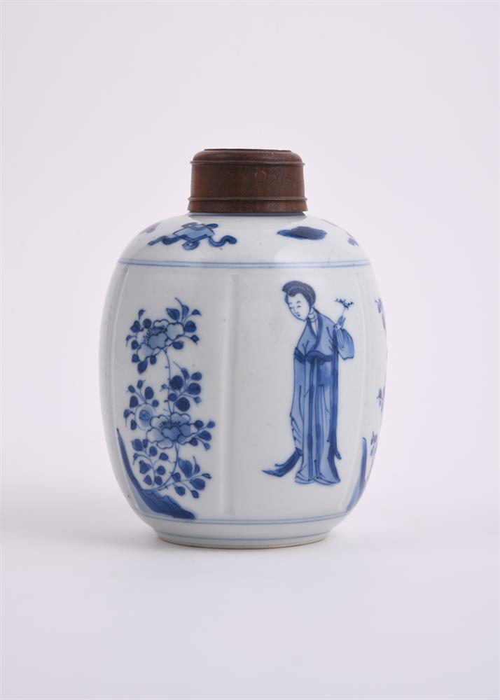 A Chinese blue and white small jar - Image 2 of 6