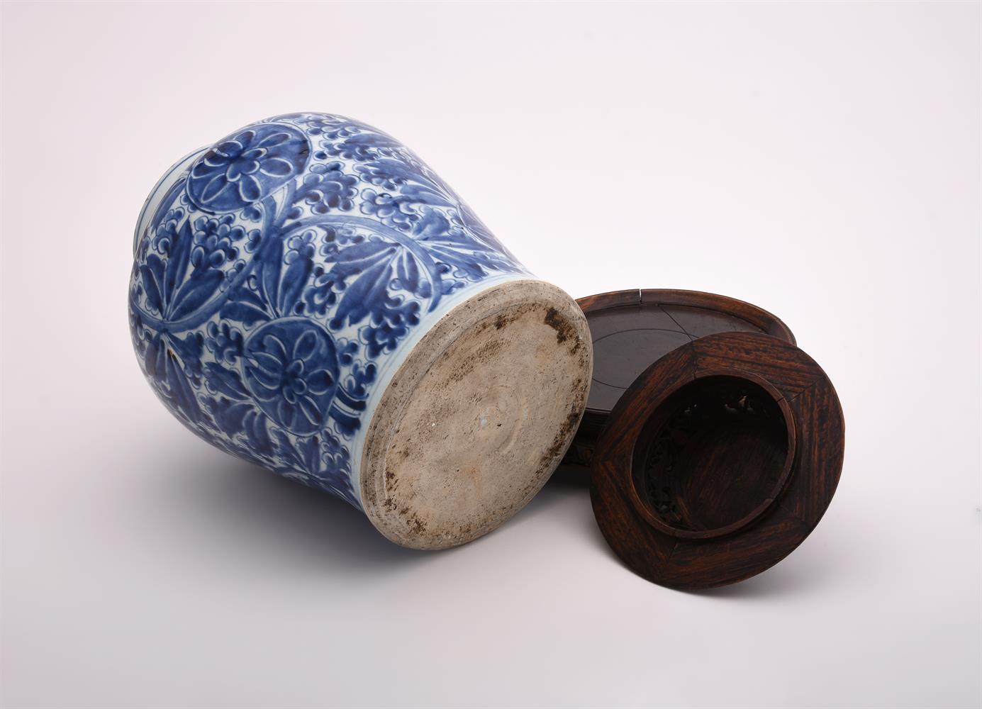 A Chinese blue and white vase - Image 5 of 5