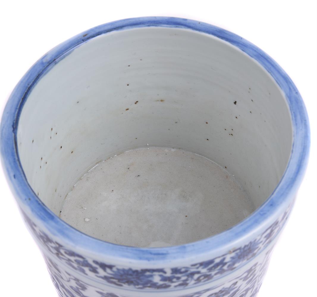 A large Chinese blue and white tripod censer - Image 3 of 4