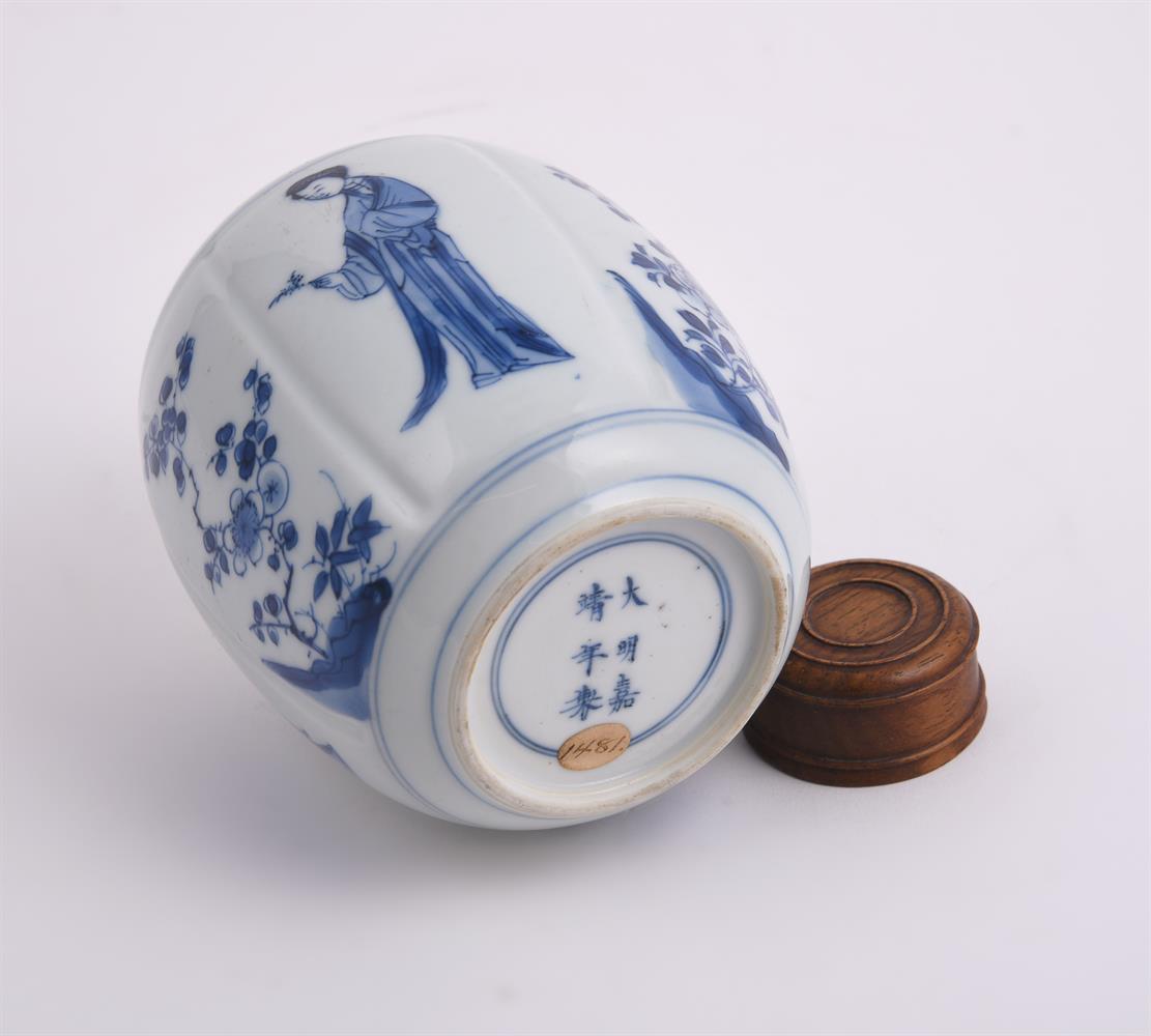 A Chinese blue and white small jar - Image 6 of 6