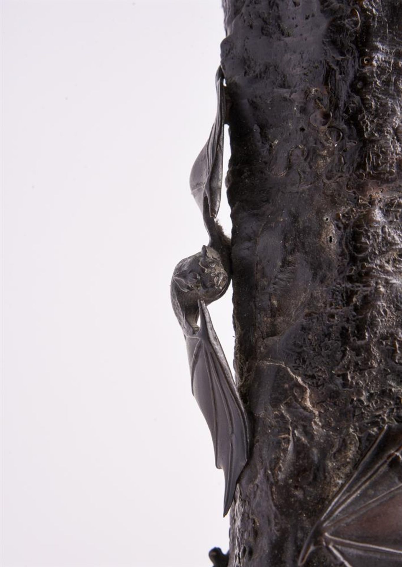 An unusual Japanese bronze 'bat' vase - Bild 5 aus 7