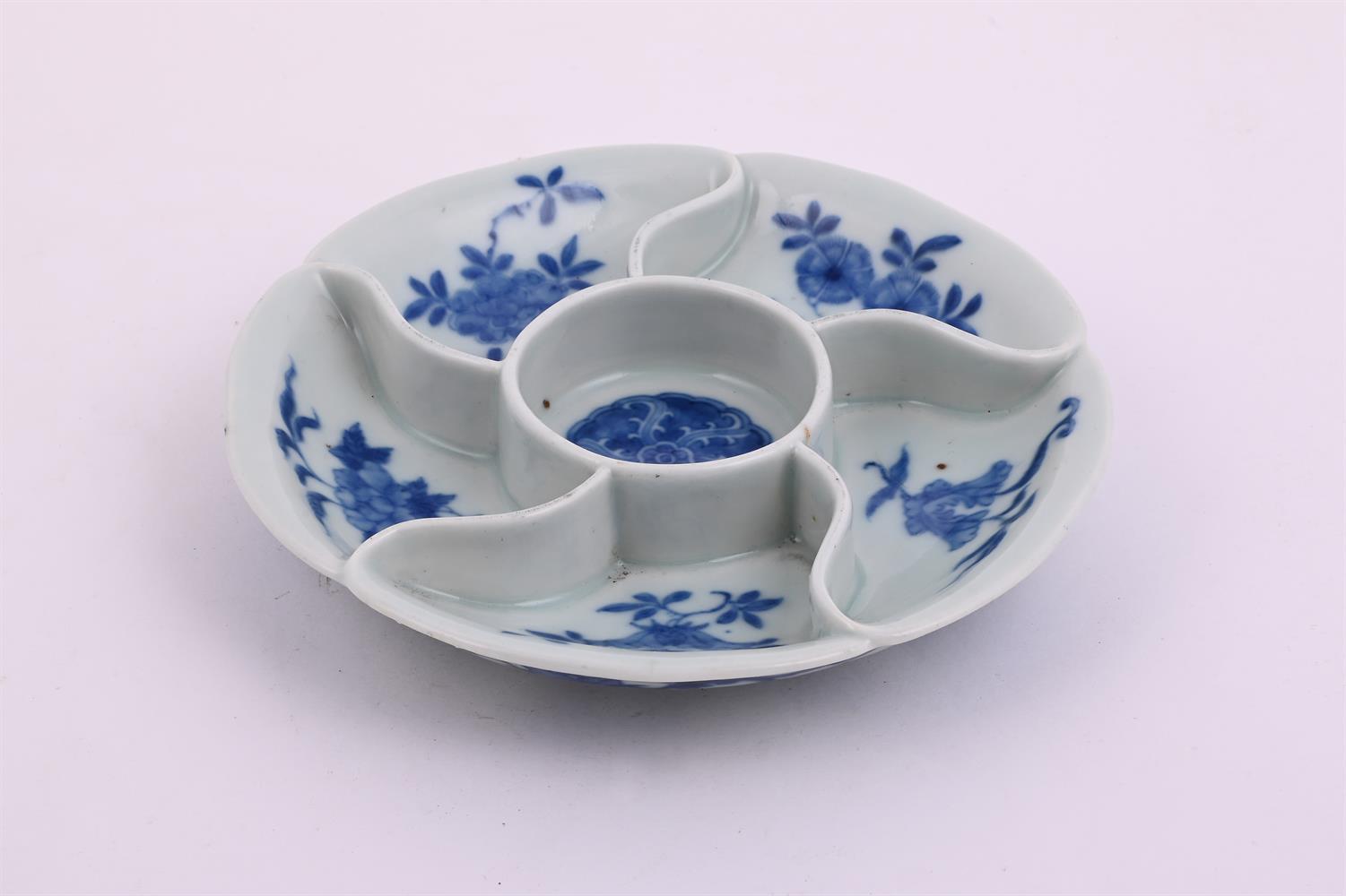 A Chinese blue and white circular sweetmeat dish - Image 3 of 4