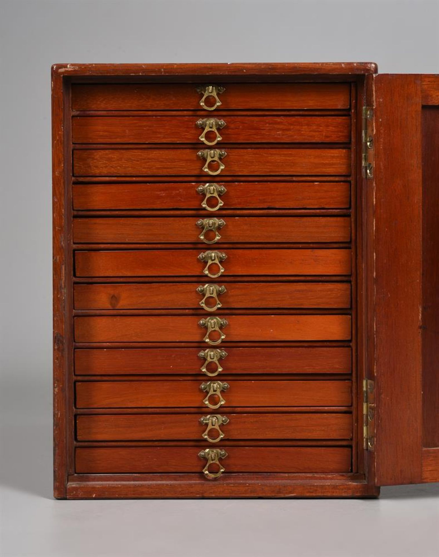 A Victorian mahogany 'Tsuba' or collector's cabinet - Bild 3 aus 3