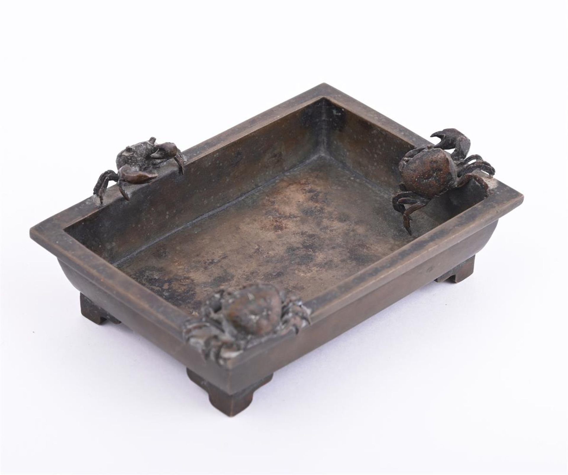 A small Japanese bronze rectangular 'crab' jardinière - Bild 3 aus 6