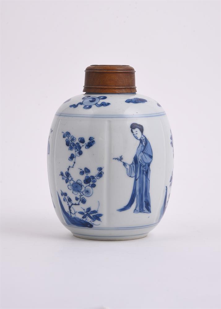 A Chinese blue and white small jar - Image 3 of 6