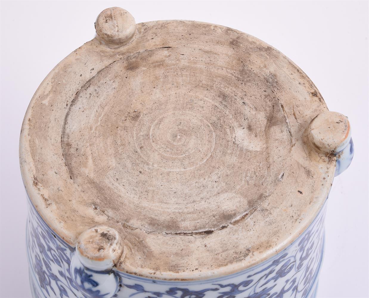 A large Chinese blue and white tripod censer - Image 4 of 4