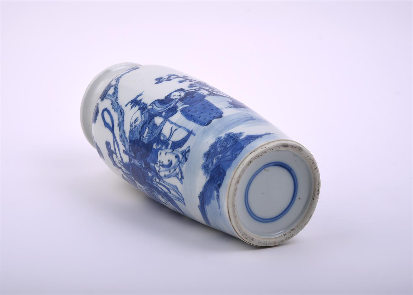 A Chinese blue and white vase - Image 5 of 5