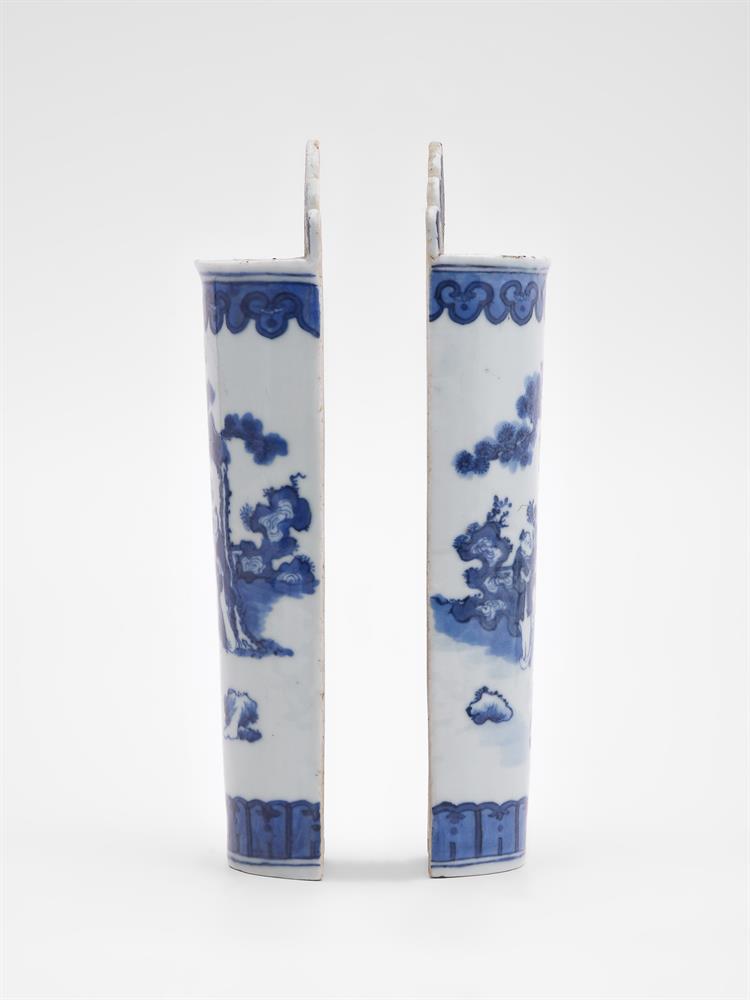 A pair of Chinese blue and white spill vases - Image 3 of 4