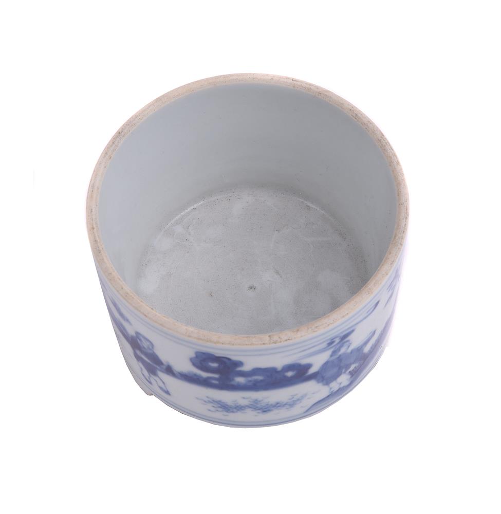 A Chinese blue and white censer - Image 4 of 5