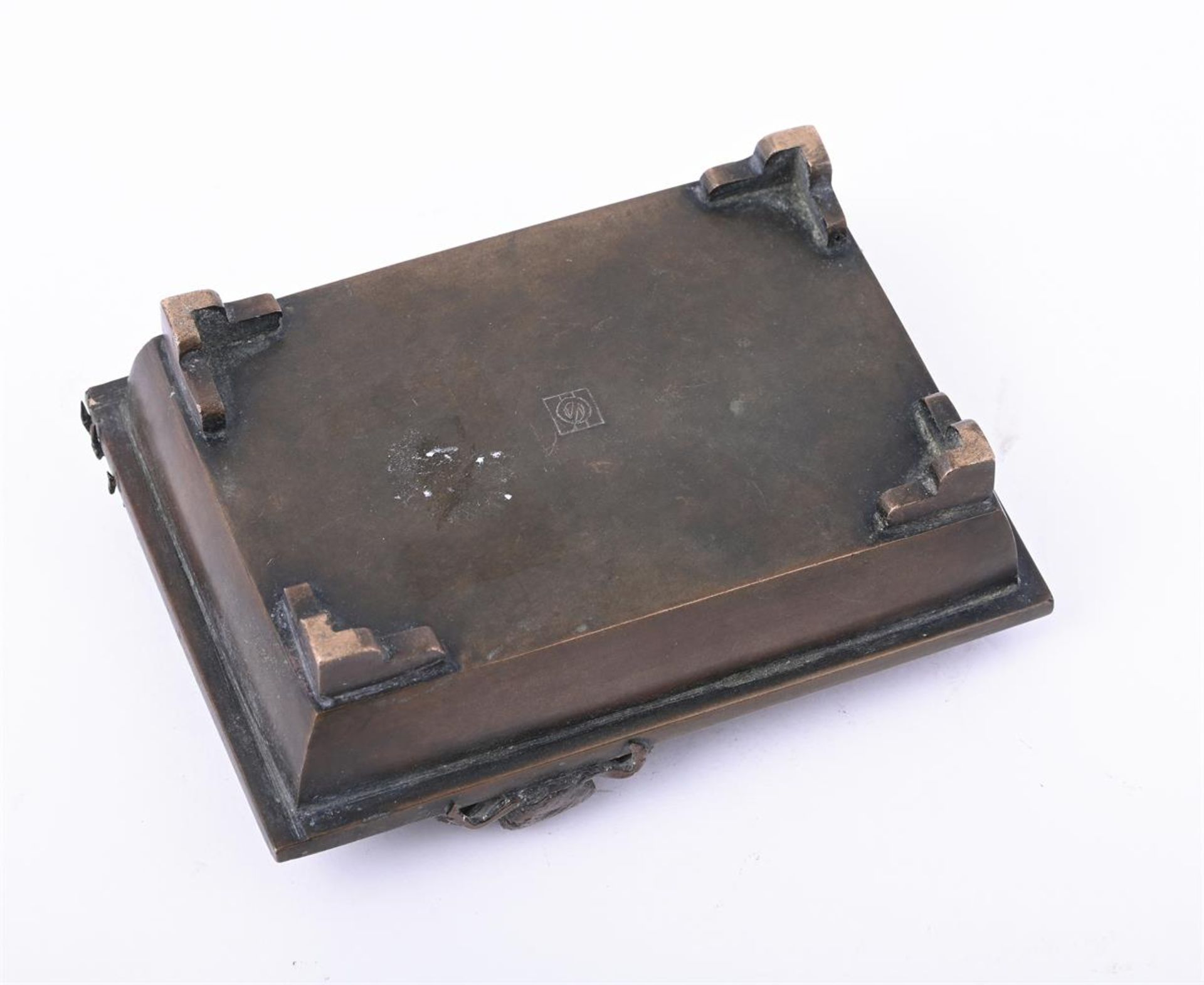 A small Japanese bronze rectangular 'crab' jardinière - Bild 5 aus 6