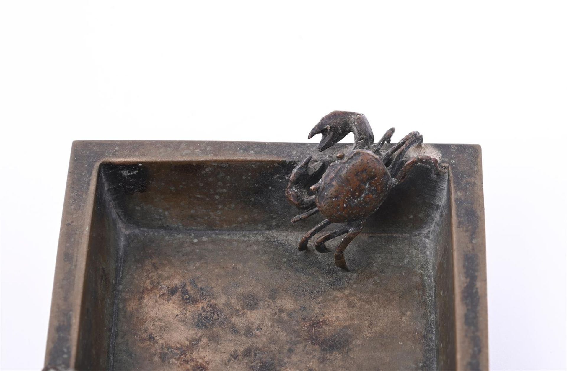 A small Japanese bronze rectangular 'crab' jardinière - Bild 4 aus 6