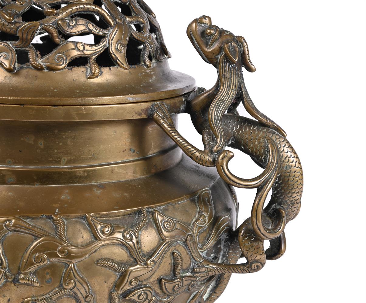 A large Chinese bronze censer and cover - Image 2 of 5