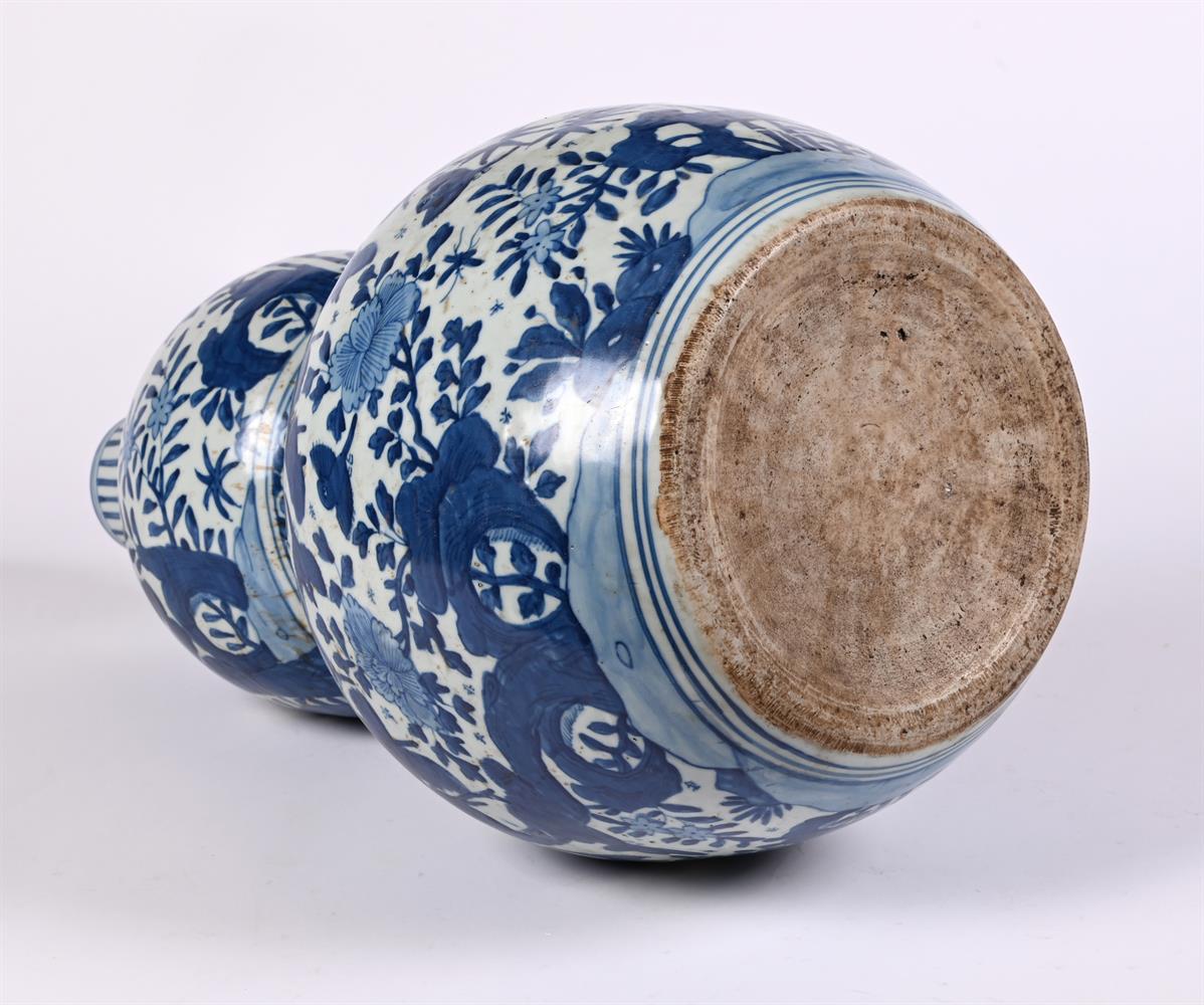 A Chinese blue and white 'Double gourd' vase - Image 3 of 3