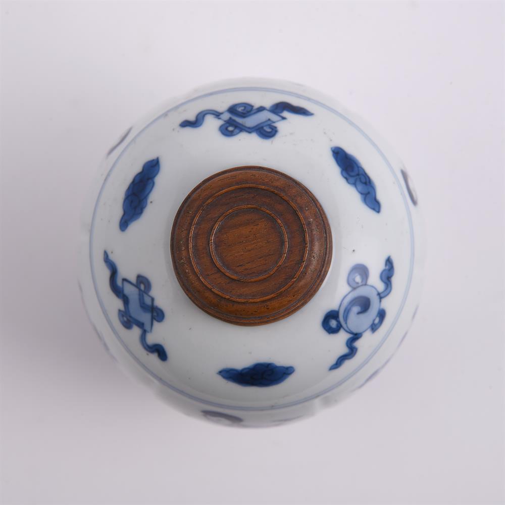 A Chinese blue and white small jar - Image 5 of 6