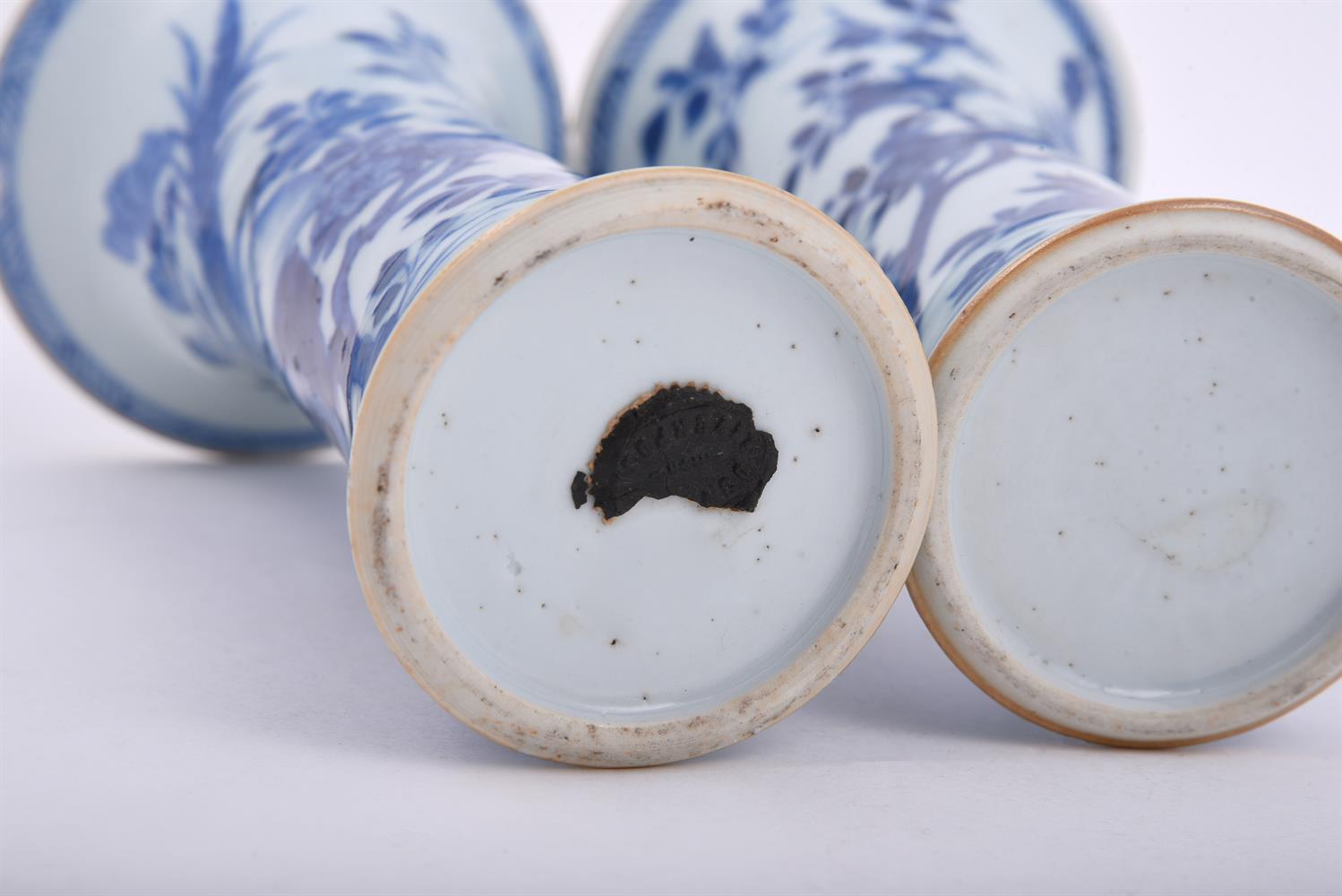 A pair of Chinese blue and white vases - Image 5 of 5