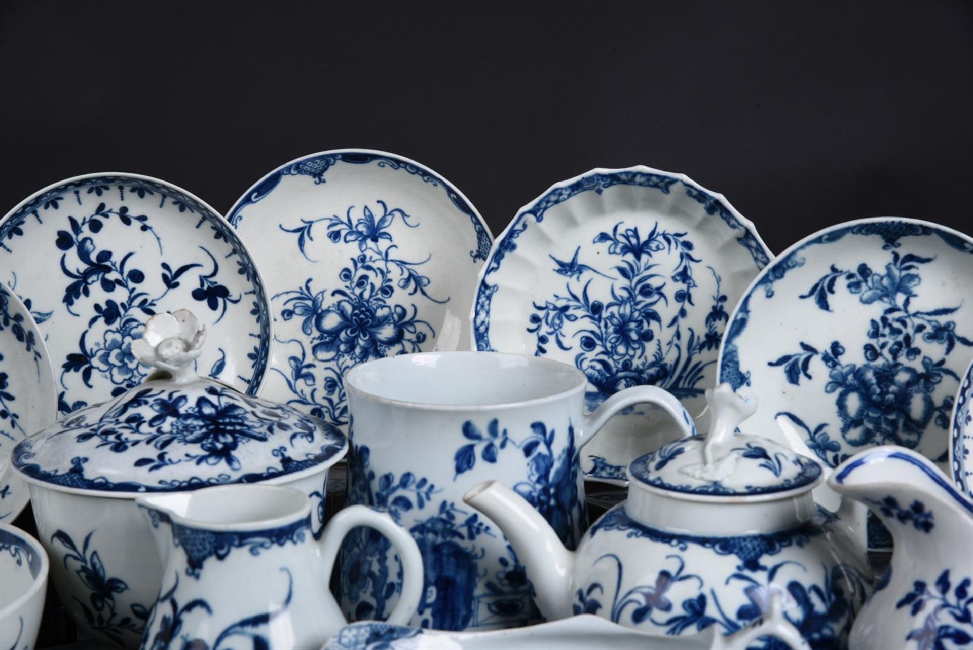 A SELECTION OF MOSTLY WORCESTER BLUE AND WHITE PAINTED PORCELAIN - Image 4 of 7