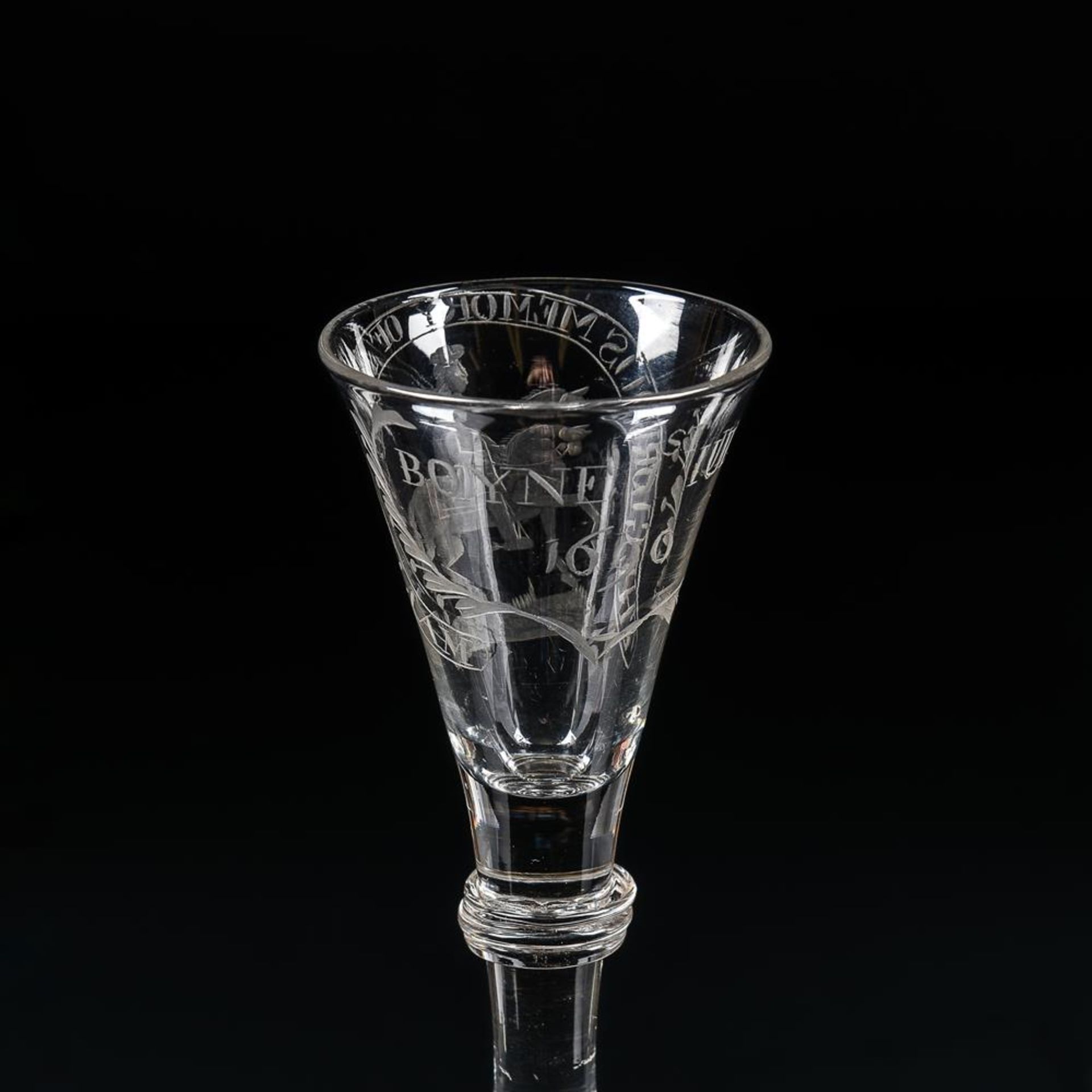AN ENGRAVED WILLIAMITE WINE GLASS OF THE TYPE FROM THE PUGH BROTHERS STUDIOS - Image 2 of 3