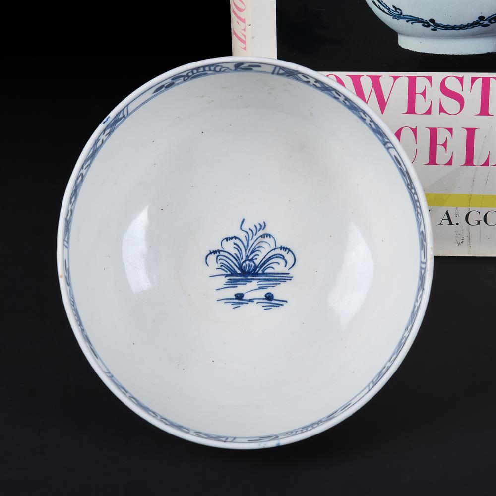 A LOWESTOFT PORCELAIN CHINOISERIE BLUE AND WHITE SLOP BOWL - Image 2 of 3