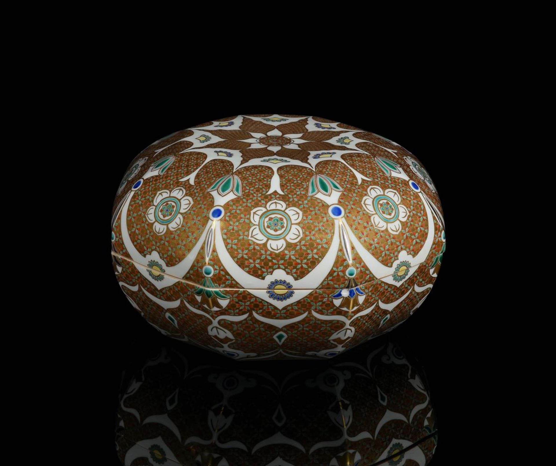 A MODERN CHINESE OCTAGONAL SECTION BOWL AND COVER, MADE FOR THE NEAR-EASTERN MARKET