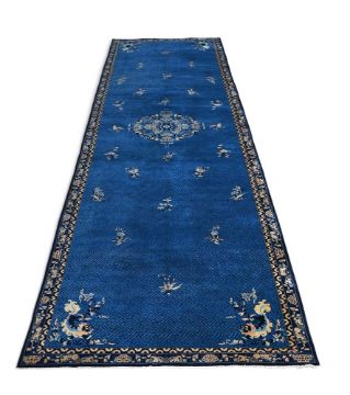 A LARGE CHINESE GALLERY CARPET
