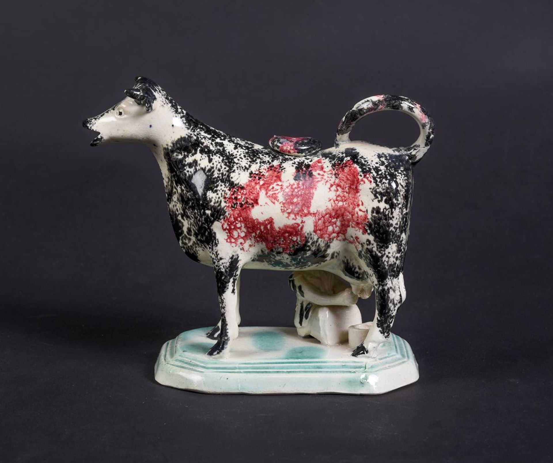 AN ENGLISH PEARLWARE SPONGE-DECORATED COW-CREAMER WITH MILKMAID - Image 4 of 4