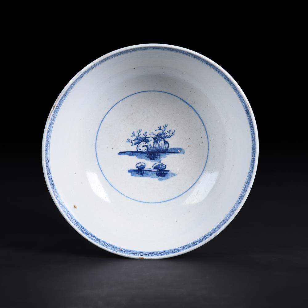 AN ENGLISH PORCELAIN CHINOISERIE BLUE AND WHITE SLOP BOWL - Image 3 of 3