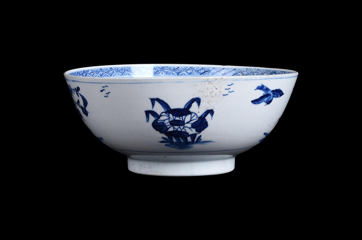 AN ENGLISH PORCELAIN CHINOISERIE BLUE AND WHITE SLOP BOWL - Image 2 of 3