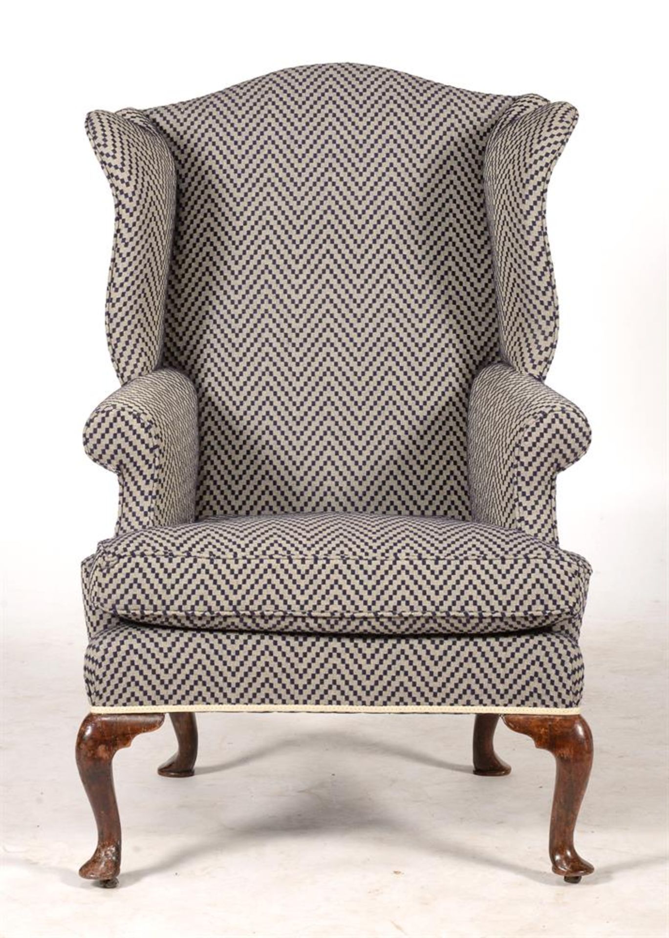 A GEORGE II WALNUT AND UPHOLSTERED WING ARMCHAIR - Image 2 of 4