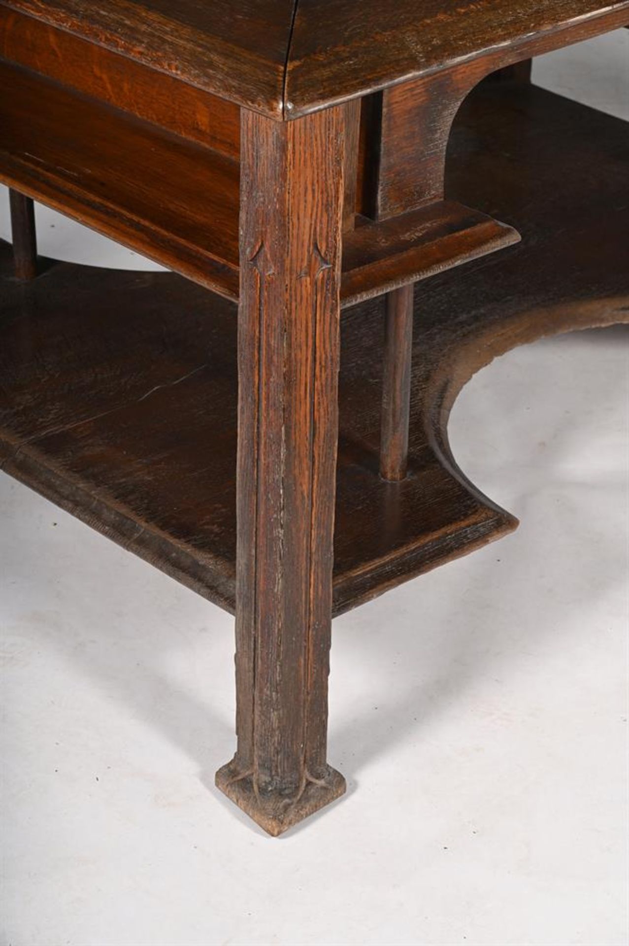 AN ARTS AND CRAFTS OAK WRITING TABLE CIRCA 1900 - Image 3 of 3