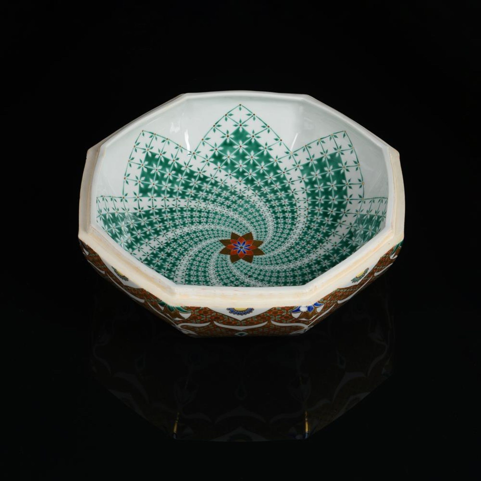 A MODERN CHINESE OCTAGONAL SECTION BOWL AND COVER, MADE FOR THE NEAR-EASTERN MARKET - Image 3 of 5
