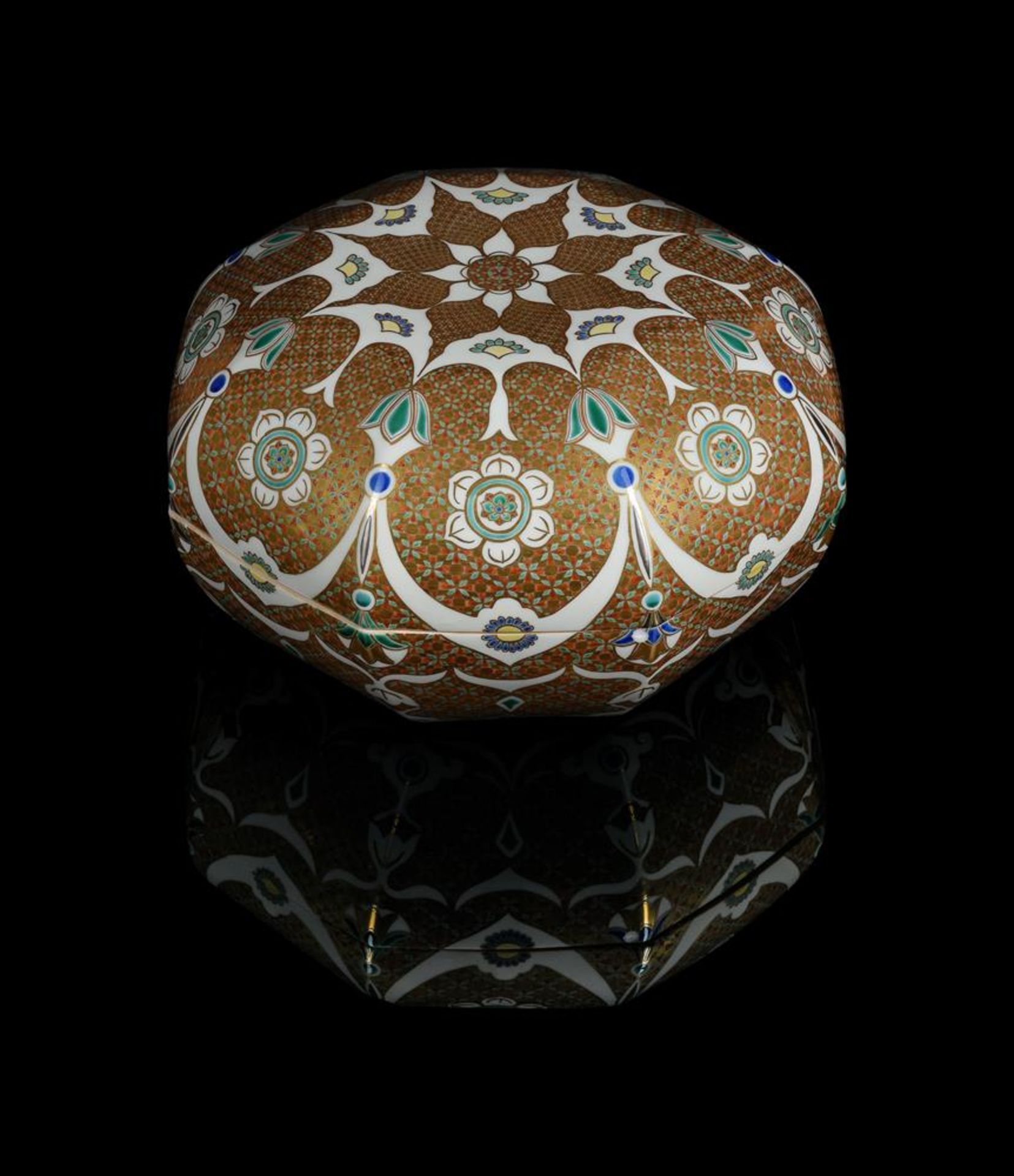 A MODERN CHINESE OCTAGONAL SECTION BOWL AND COVER, MADE FOR THE NEAR-EASTERN MARKET - Image 2 of 5