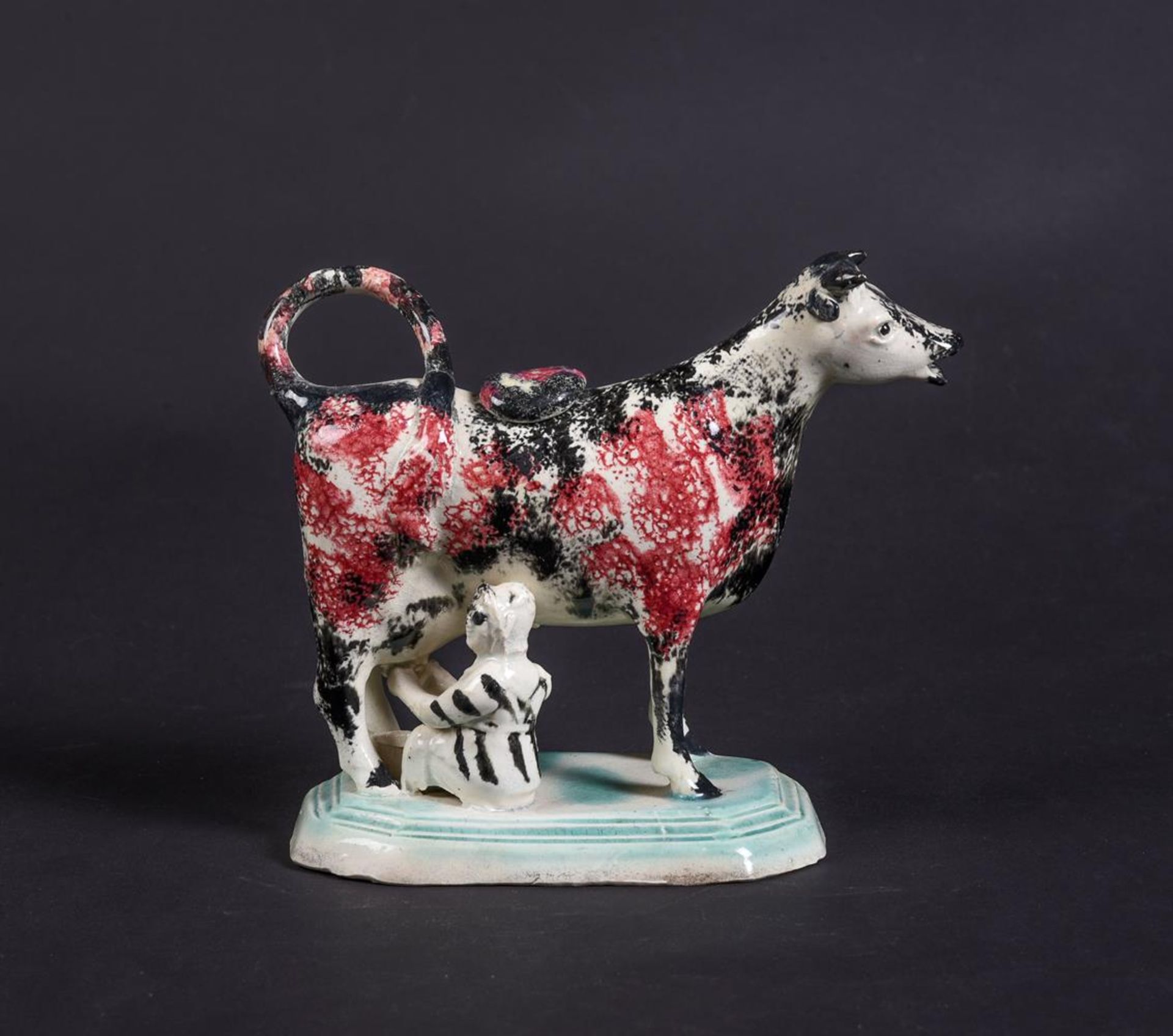 AN ENGLISH PEARLWARE SPONGE-DECORATED COW-CREAMER WITH MILKMAID - Image 3 of 4