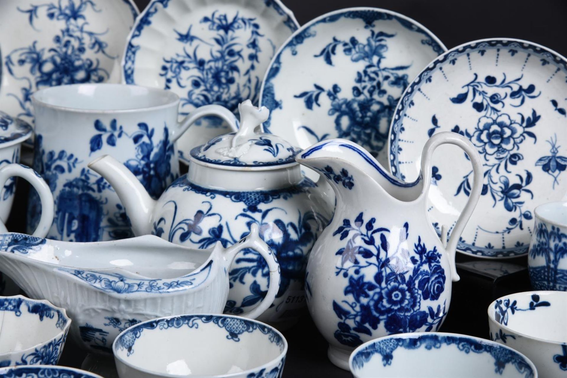 A SELECTION OF MOSTLY WORCESTER BLUE AND WHITE PAINTED PORCELAIN - Image 5 of 7