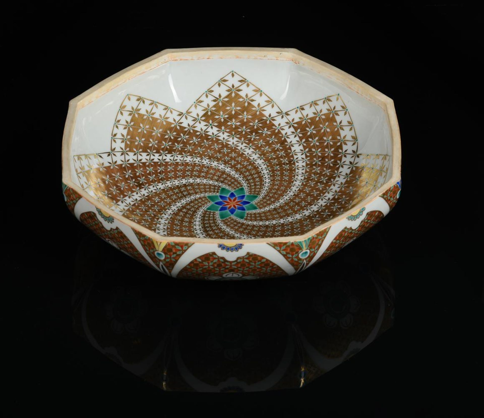 A MODERN CHINESE OCTAGONAL SECTION BOWL AND COVER, MADE FOR THE NEAR-EASTERN MARKET - Image 4 of 5