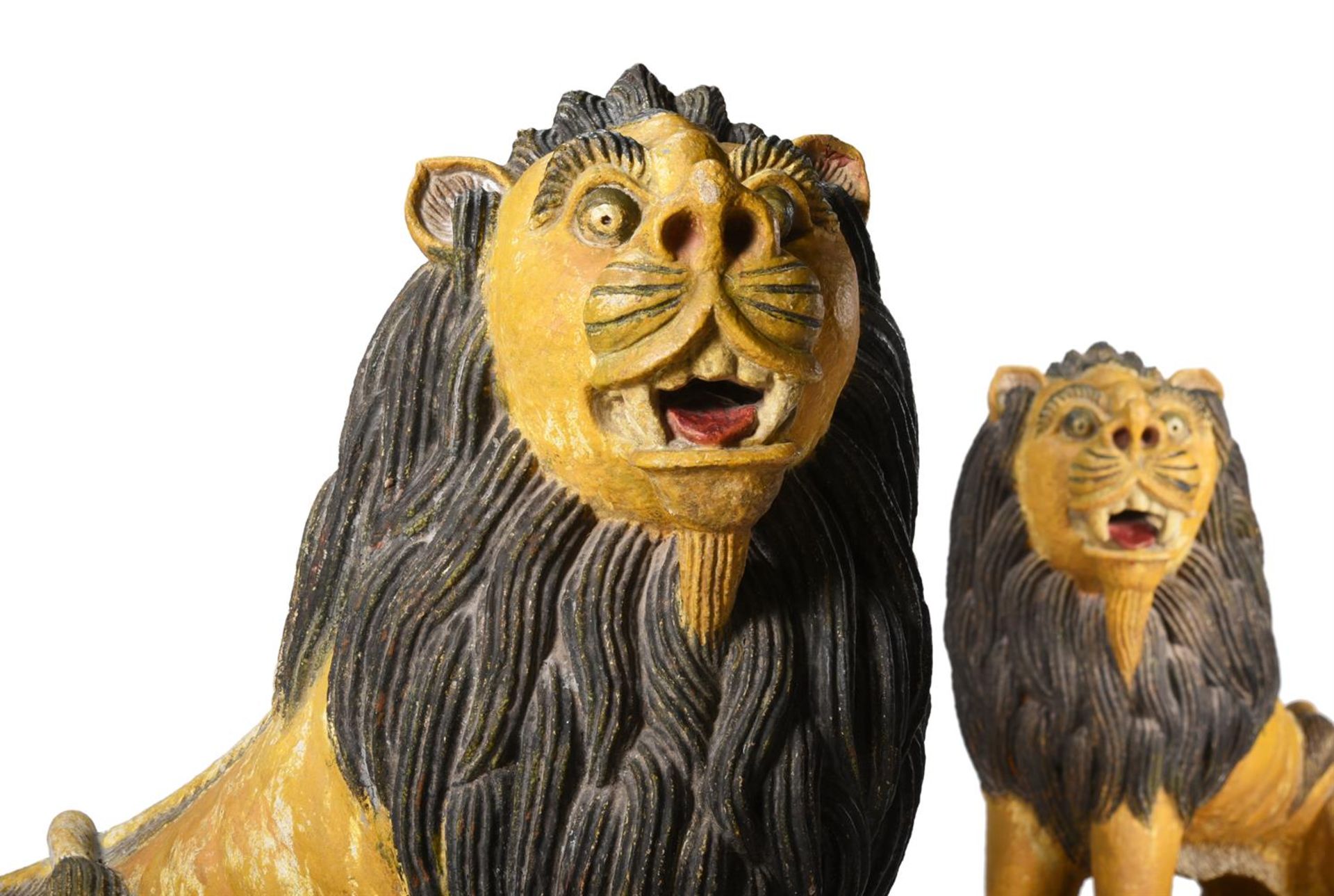 A PAIR OF POLYCHROME PAINTED STONEWARE LIONS - Bild 2 aus 3