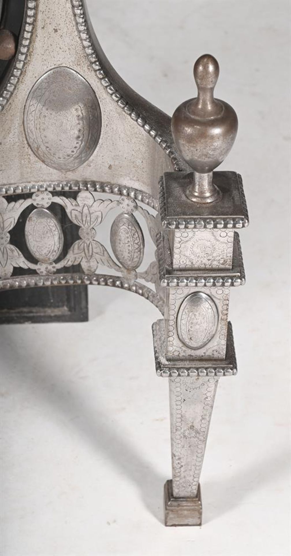 A STEEL AND CAST IRON FIREGRATE IN GEORGE III 'ADAM' STYLE - Bild 2 aus 2