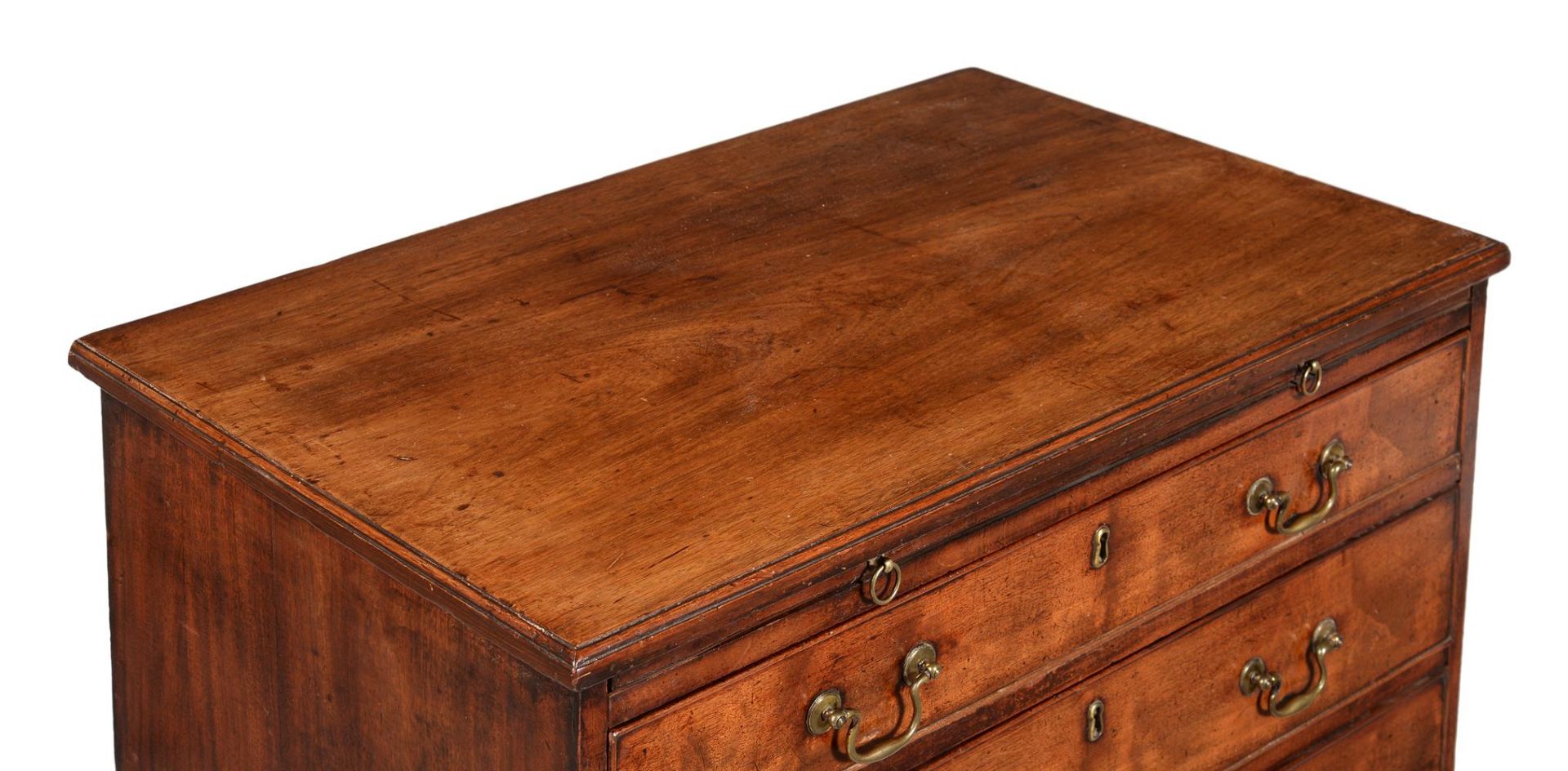 A GEORGE III MAHOGANY CHEST OF DRAWERS - Image 2 of 3