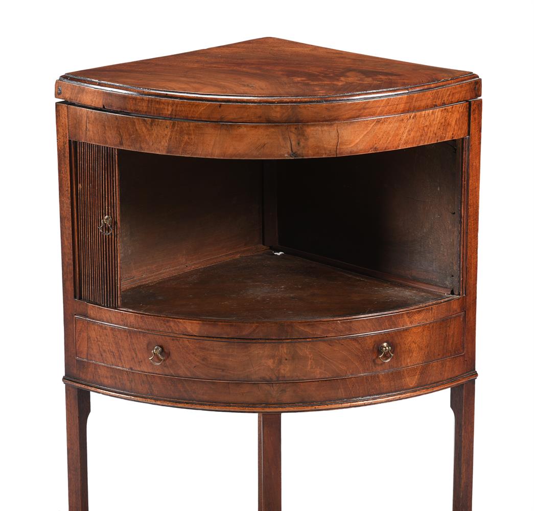A GEORGE III MAHOGANY CORNER BEDSIDE TABLE OR WASHSTAND - Image 3 of 4