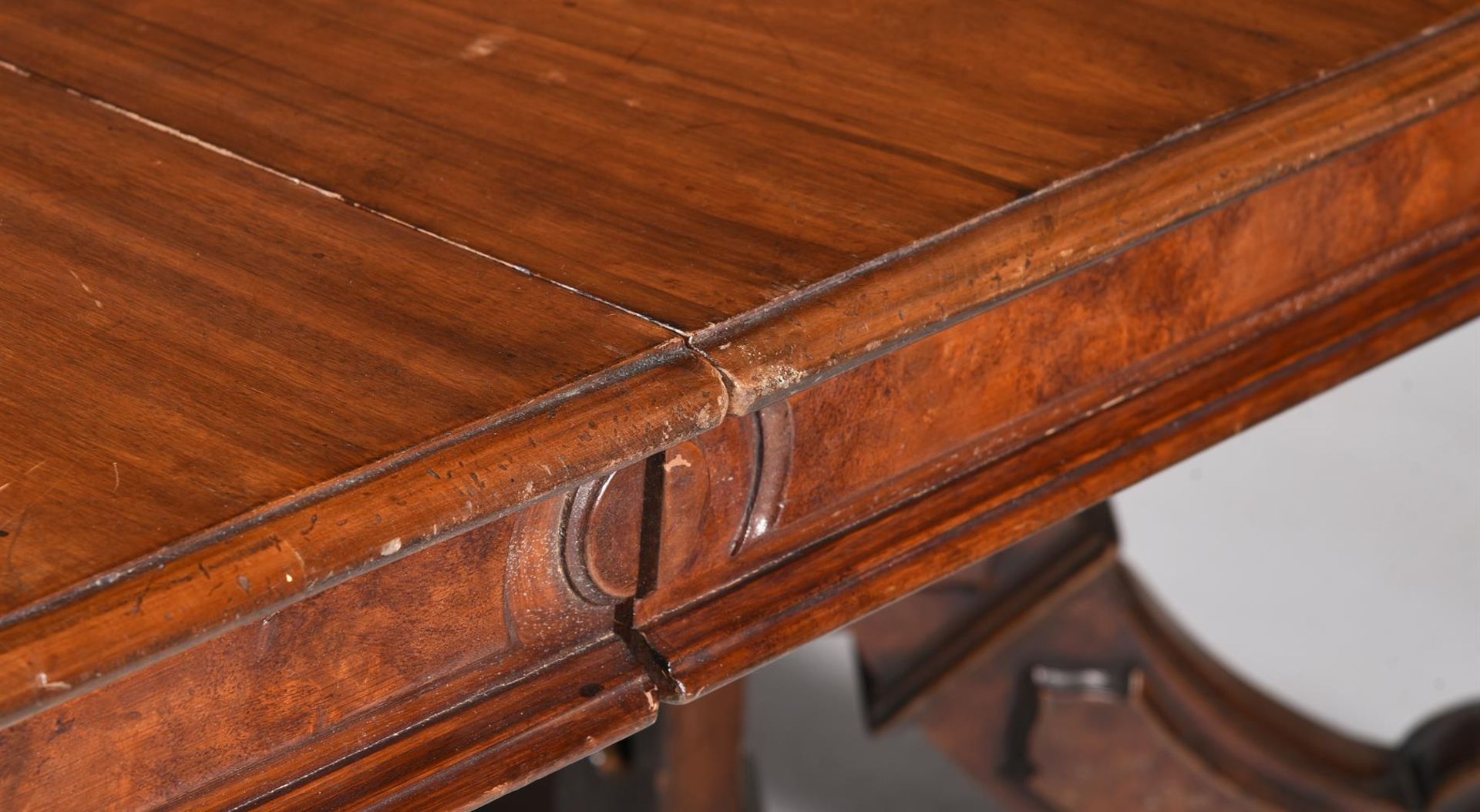 A VICTORIAN WALNUT EXTENDING DINING TABLE - Image 3 of 3