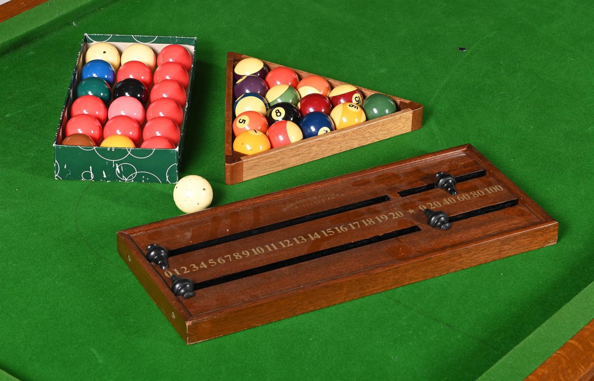 A VICTORIAN OAK AND MAHOGANY METAMORPHIC SNOOKER/DINING TABLE - Image 3 of 5