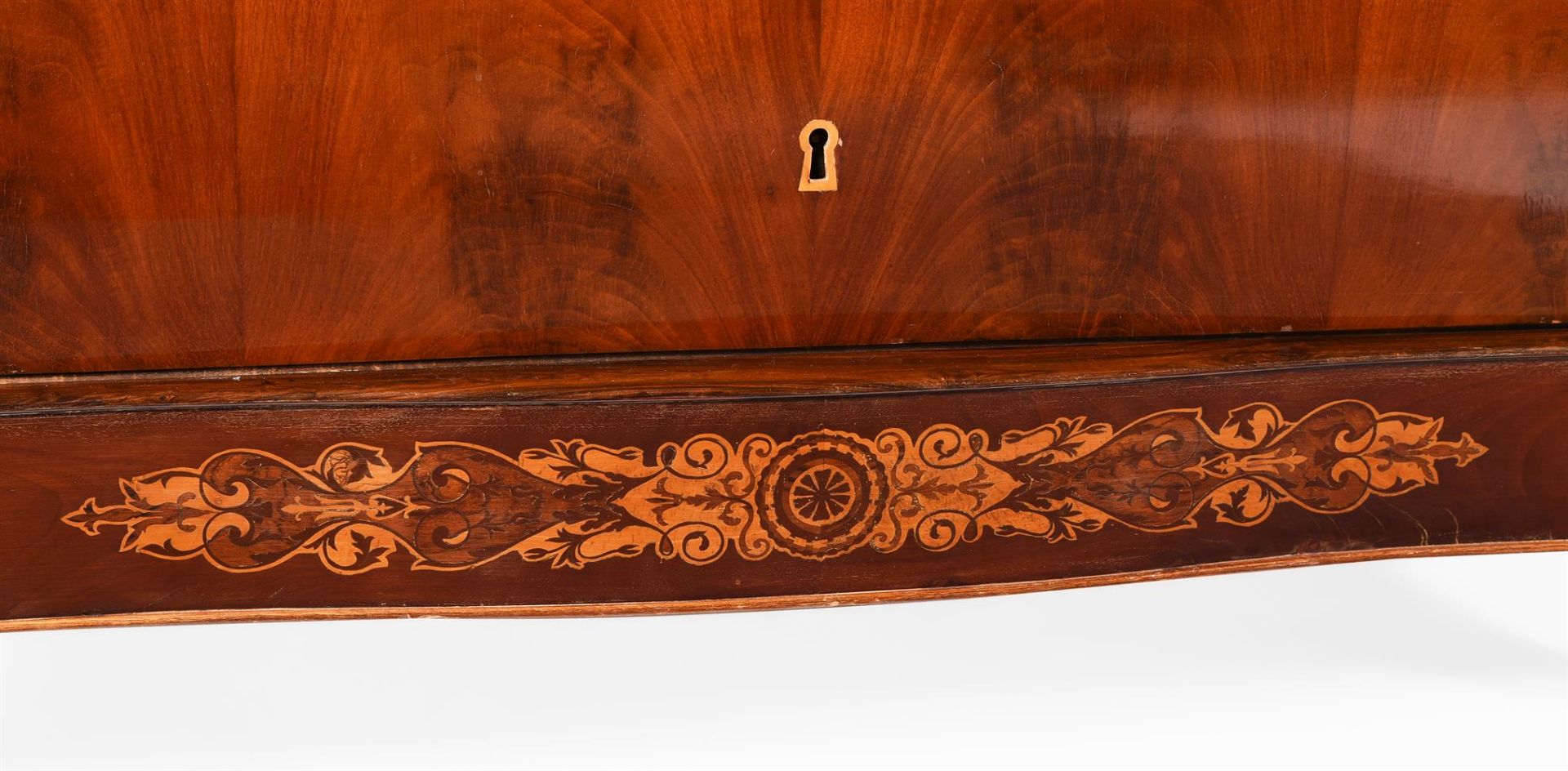 Y A CONTINENTAL ROSEWOOD, WALNUT, AND INLAID COMMODE - Bild 4 aus 5