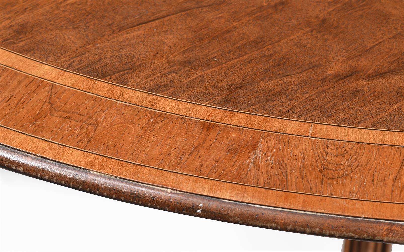 A MAHOGANY AND CROSS BANDED DINING TABLE IN REGENCY STYLE - Image 3 of 3